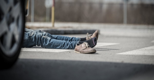 Peatón en la calle tras ser atropellado por un coche